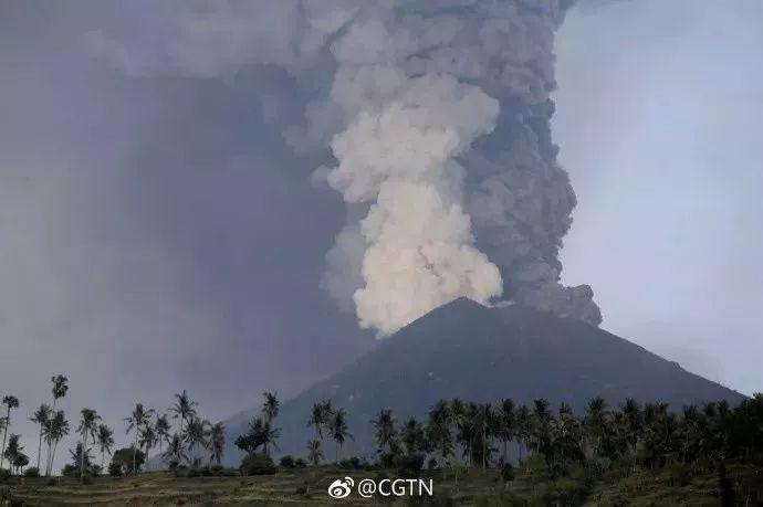 印尼火山喷发致旅游危机，多名中国游客滞留巴厘岛