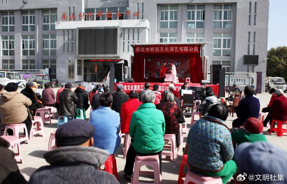 老年学校送文化大餐，文艺活动进庙会，丰富村民文化生活