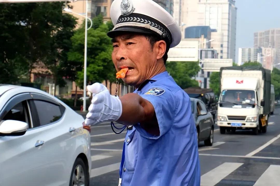 常德交警口哨哥八年坚守，荣获最美交警称号，口哨见证责任与担当