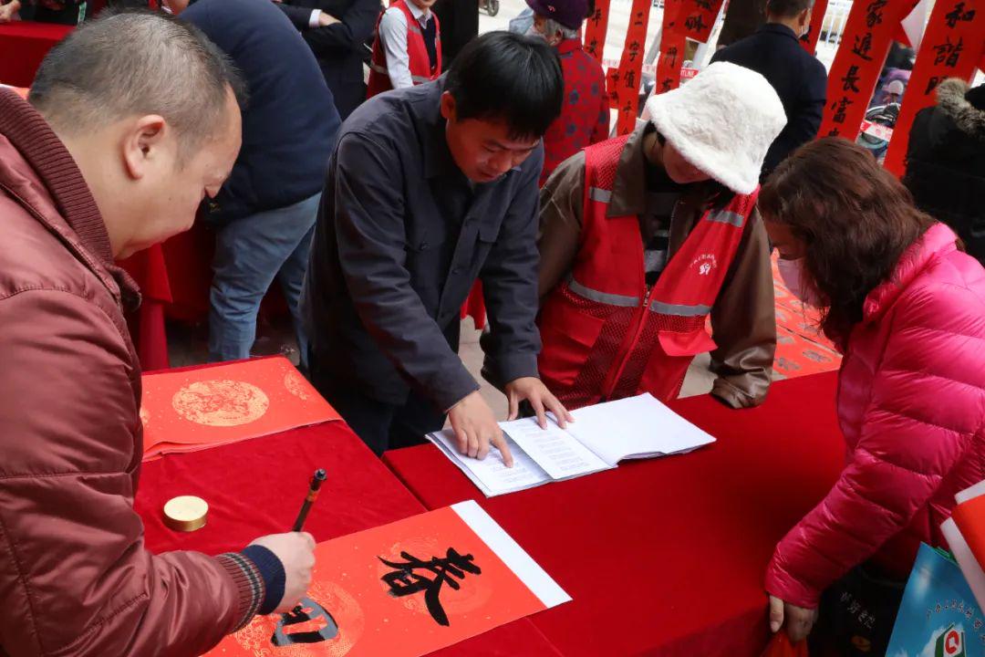 平坝区总工会开展书法公益志愿服务活动，送万福 进万家