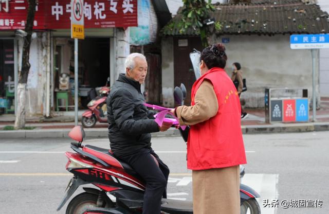 银川市启动万辆共享电动车头盔配备行动，助力交警百日行动顺利进行