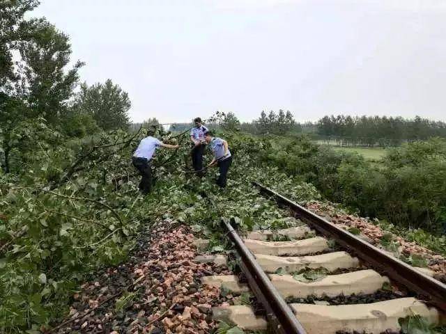 马鞍山热心市民英勇拦停火车，避免事故纪实事件！