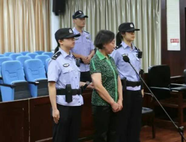 女厅官从教师到高官落马的警示，逮捕背后的故事与教训